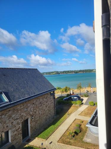 - une vue sur l'eau depuis un bâtiment dans l'établissement Maison rénovée à 80m de la plage, charme et confort, à Saint-Jacut-de-la-Mer