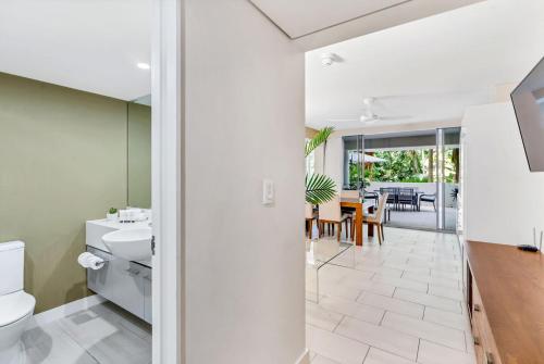 bagno con lavandino e servizi igienici e sala da pranzo di Belle Escapes Drift Beachfront Resort Suite 3207 a Palm Cove