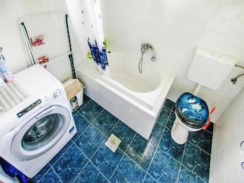 łazienka z pralką i toaletą w obiekcie Apartment in Starigrad Paklenica w mieście Starigrad-Paklenica