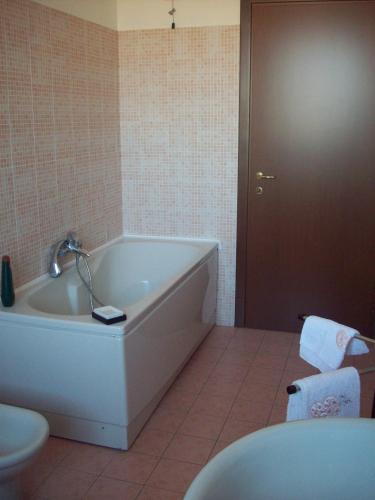 a bathroom with a bath tub and a toilet at Al Calypso in Curtatone