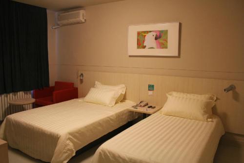 A bed or beds in a room at Jinjiang Inn Shenyang North Railway Station Huigong Square