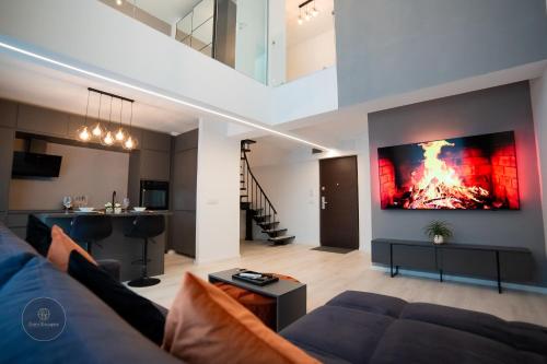 Μια τηλεόραση ή/και κέντρο ψυχαγωγίας στο 2 Level 1 Bedroom Lux Apartment with Balcony 75 Inch TV and Sofa Bed near Promenada Mall with High Ceilings Kitchen Washer and Work Space