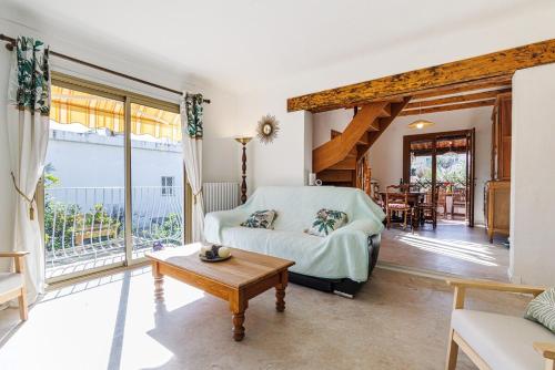 un soggiorno con un divano e un tavolo di La Petite Marjolaine Charming top of Villa Vence a Vence