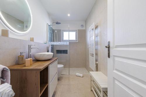 un bagno con lavandino, WC e specchio di La Petite Marjolaine Charming top of Villa Vence a Vence