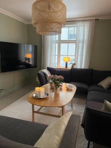 a living room with a couch and a table at Kunstnerboligen i Lødingen - din kreative loshavn in Lødingen