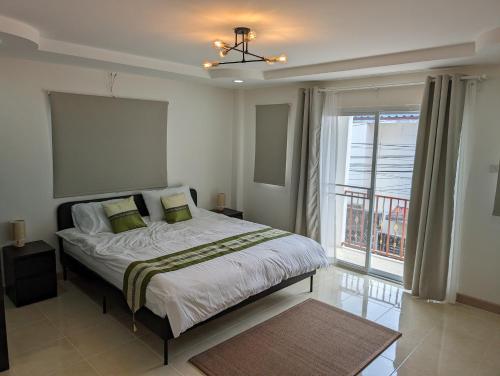 En eller flere senge i et værelse på Centrally Located 3 BR house in Hua Hin