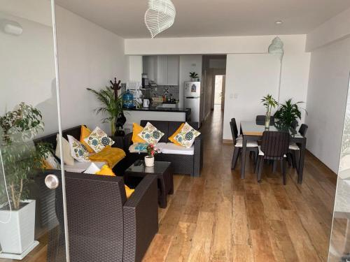 een woonkamer met een bank en een tafel bij Apartment Rosi Beach & Pool Punta Hermosa in Punta Hermosa