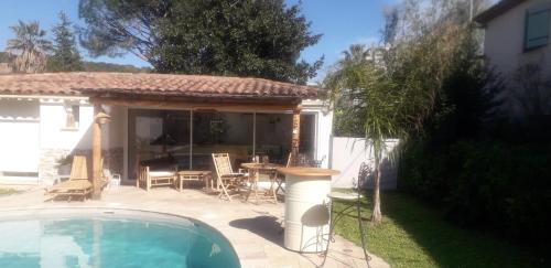 Πισίνα στο ή κοντά στο logement indépendant au calme proche toutes commodités et transports