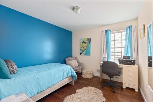 Ένα ή περισσότερα κρεβάτια σε δωμάτιο στο Newark Gem Ruby 3BR, 3BA - Sleeps 14 - Walk to Prudential Center and Newark Penn Station, Near EWR and American Dream Mall, includes Parking - WiFi - Laundry - Backyard - Gym