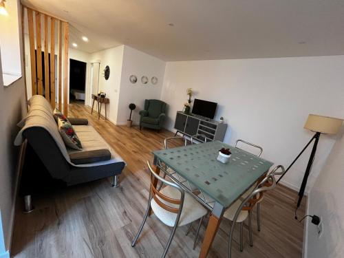 a living room with a table and a couch at Alojamento Casa do Frade in Cabeço de Alhos Vedros