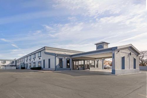 an empty parking lot in front of a building at Quality Inn & Suites Bloomington University Area in Bloomington