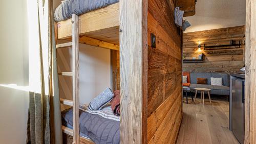 quelques lits superposés dans une chambre dans l'établissement ViktorSun 7, à La Clusaz