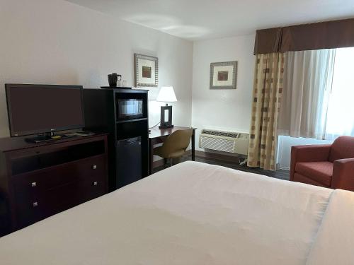 Katil atau katil-katil dalam bilik di Quality Inn & Suites Everett