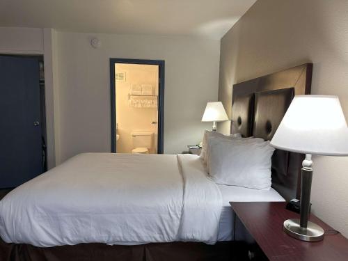 Katil atau katil-katil dalam bilik di Quality Inn & Suites Everett