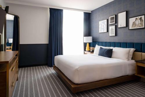 Postel nebo postele na pokoji v ubytování Cambria Hotel Boston Somerville