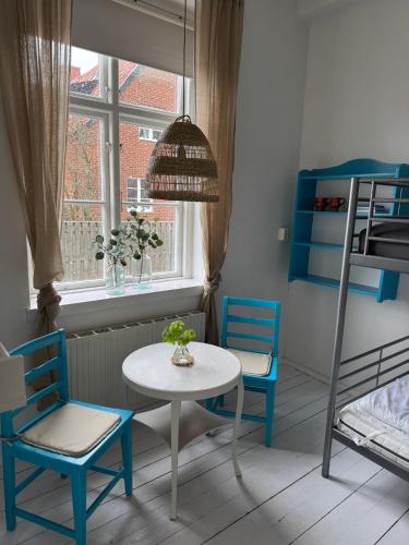 a room with two chairs and a table and a bunk bed at STF Landskrona Hostel in Landskrona