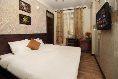 Hanoi Golden Lotus Hotel & Spaにあるテレビまたはエンターテインメントセンター