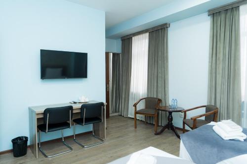 Телевизор и/или развлекательный центр в Diamond Hotel Tashkent