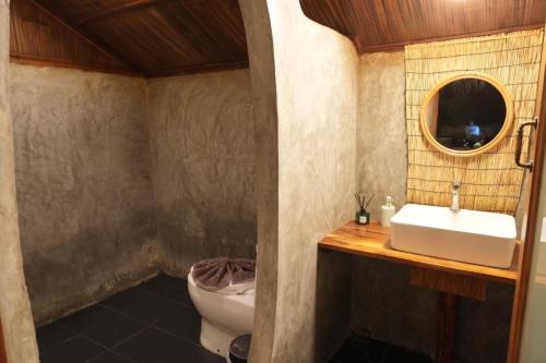a bathroom with a sink and a toilet at Villa Baan Pak Pra in Ban Pak Pra (1)