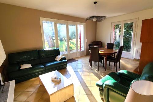 un salon avec un canapé et une table dans l'établissement Maison F5 avec jardin à La Teste-de-Buch, à La Teste-de-Buch