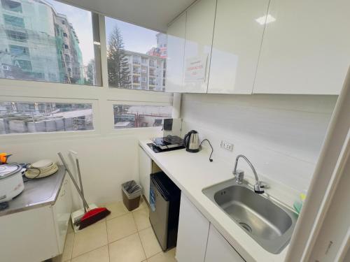 Kuchyň nebo kuchyňský kout v ubytování Khloedy's Condo Transient