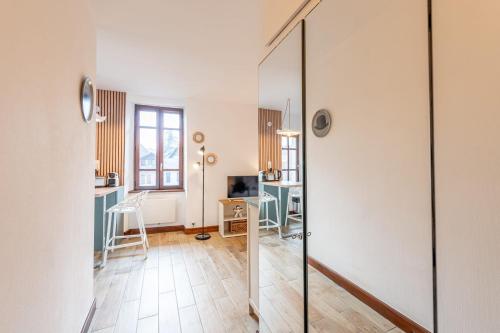 - un salon avec une porte en verre et un bureau dans l'établissement Le Bohème, à Annecy