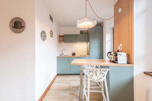 une petite cuisine avec une table et des chaises en bois dans l'établissement Le Bohème, à Annecy