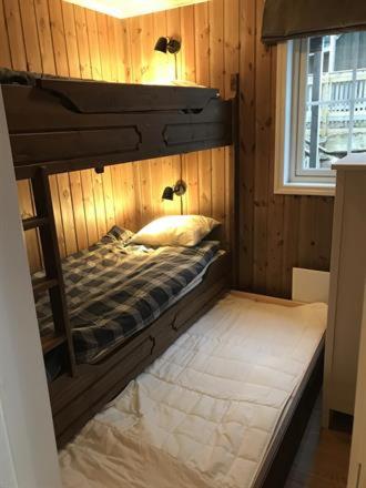 a bunk bed in a room with a bed in a room at Trysilmountainlodge in Hovi