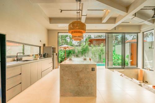una cocina abierta con una gran isla en el medio en Makai Kedungu, en Tanah Lot