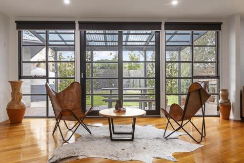 Ruang duduk di Stylish 3-Bedroom and Outdoor Grill and Pizza Oven