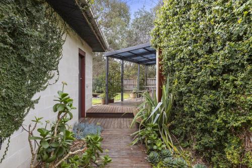 Taman di luar Stylish 3-Bedroom and Outdoor Grill and Pizza Oven