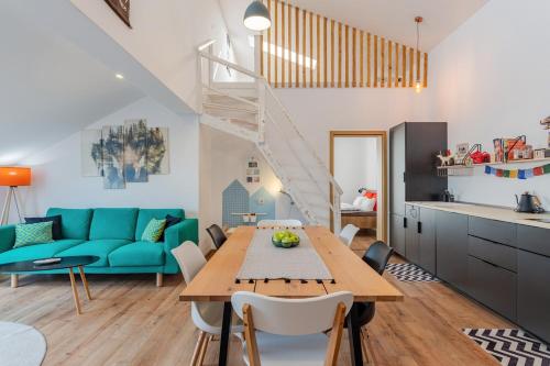 Posezení v ubytování Loft to Be You-your Mountain -View Sky Home - 2 bedrooms