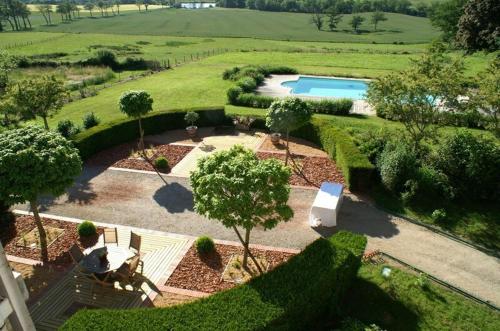 - une vue aérienne sur un jardin avec une piscine dans l'établissement Chateau de Sannat, à Saint-Junien-les-Combes