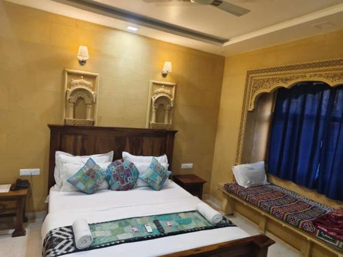 Postel nebo postele na pokoji v ubytování Hotel Sunrise Fort jaisalmer