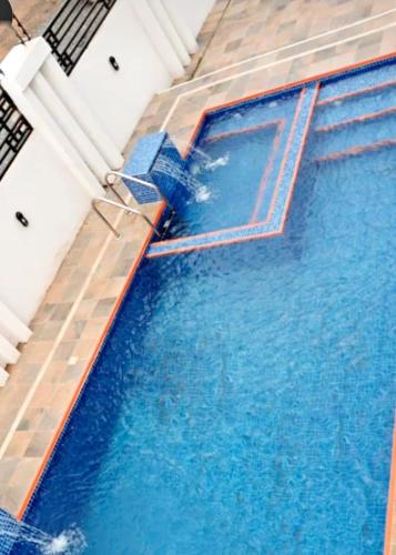 an overhead view of a swimming pool with blue water at The crown in Oyarifa