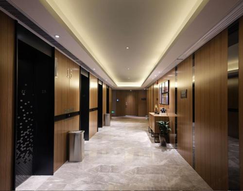 un pasillo de un hotel con un pasillo en Hampton by Hilton Changsha South Railway Station West Square, en Changsha