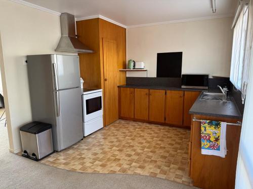 a kitchen with a refrigerator and a sink at Entire 2bed Unit, 280m to Cambridge Town Centre in Cambridge