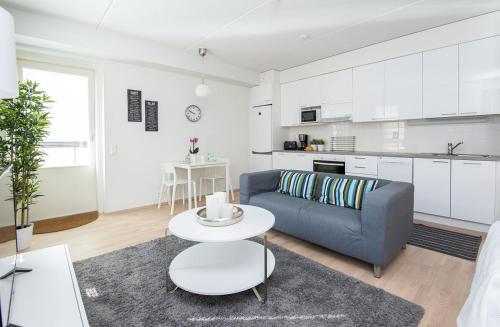 Η κουζίνα ή μικρή κουζίνα στο Kotimaailma Modern city studio in Vaasa city center, Näytelmä
