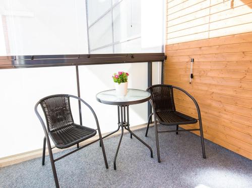 Φωτογραφία από το άλμπουμ του Kotimaailma Modern city studio in Vaasa city center, Näytelmä στη Βάασα