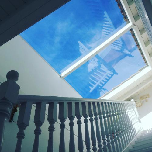 a skylight in a stairwell with a window at Posada La Panaderia De Castañeda in Villabáñez
