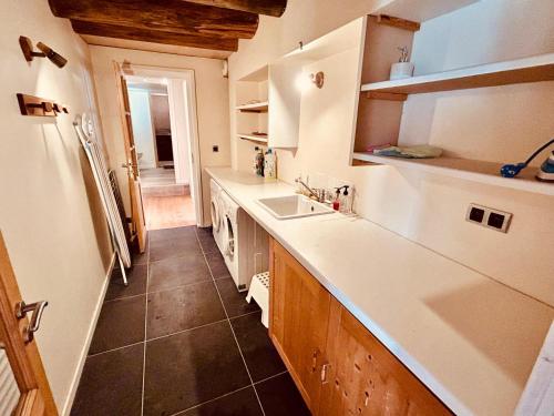 une cuisine avec un évier et un plan de travail dans l'établissement Appart cosy pour 8 personnes, à Samoëns