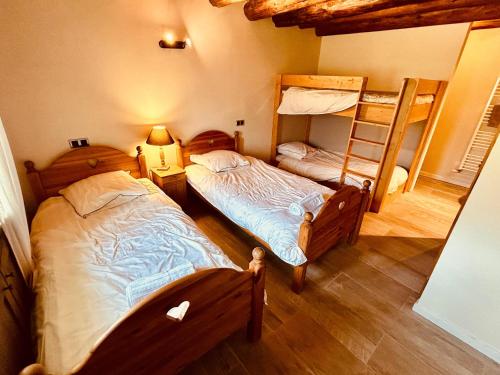 une chambre avec deux lits superposés et une échelle dans l'établissement Appart cosy pour 8 personnes, à Samoëns