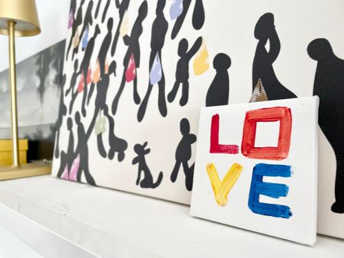 a desk with a sign that reads life versus love at Rimini Smart Stay in Rimini