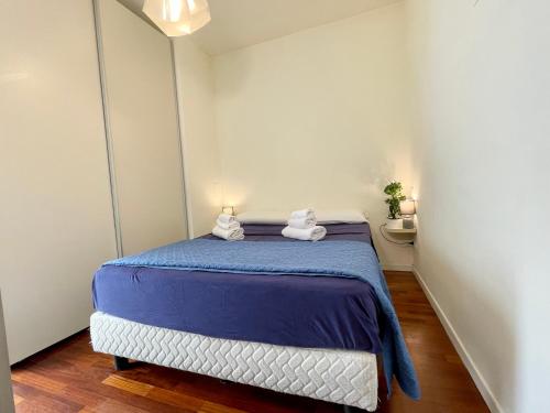 um quarto com uma cama com toalhas em Vicina al mare con grande giardino - Appartamento Tulipano em Rimini