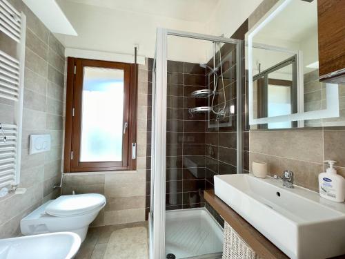 um banheiro com uma pia, um vaso sanitário e uma banheira em Vicina al mare con grande giardino - Appartamento Tulipano em Rimini