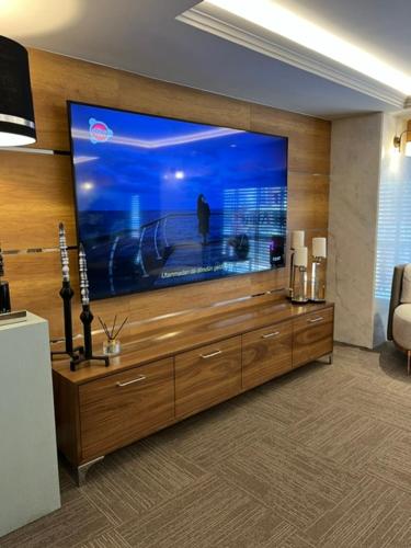 TV a/nebo společenská místnost v ubytování Nida Hotel Cıty Center