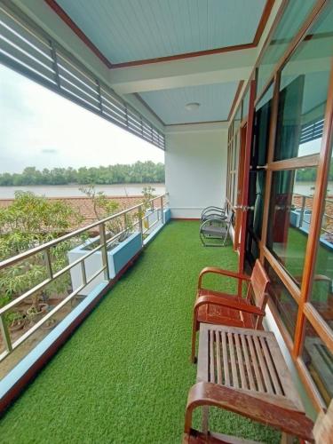 Balkón nebo terasa v ubytování โรงแรมบ้านนายถึกและร้านอาหาร