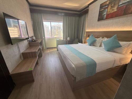 Un ou plusieurs lits dans un hébergement de l'établissement Strand Hotel