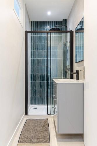 une salle de bain avec douche et lavabo dans l'établissement Le Paul - Gare - Calme - Jardin, à Saint-Nazaire