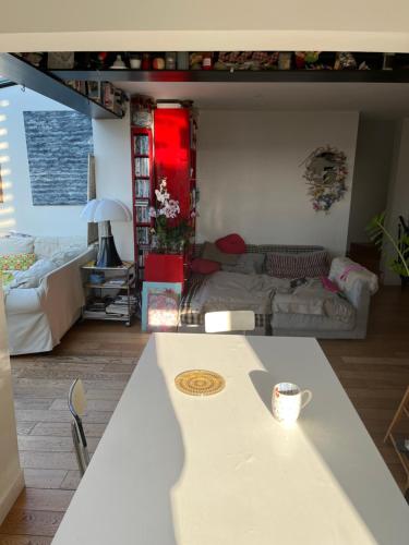 un salon avec une table et un canapé dans l'établissement La maison sur la falaise, à Nantes